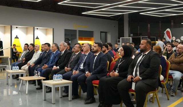 İnönü Üniversitesi'nde gençlerle buluşan Akar'dan teknoloji hamlesi vurgusu