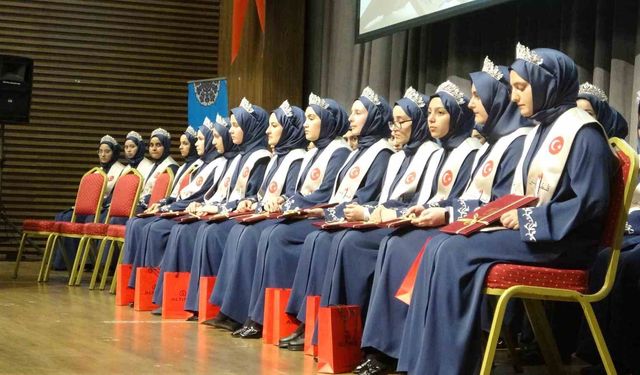 Isparta'da hafızlık eğitimini tamamlayan 66 kız öğrenci icazet aldı