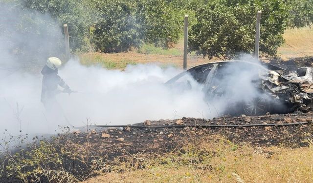 İtfaiye arabayı, vatandaşlar ise araçtaki parayı söndürmeye çalıştı