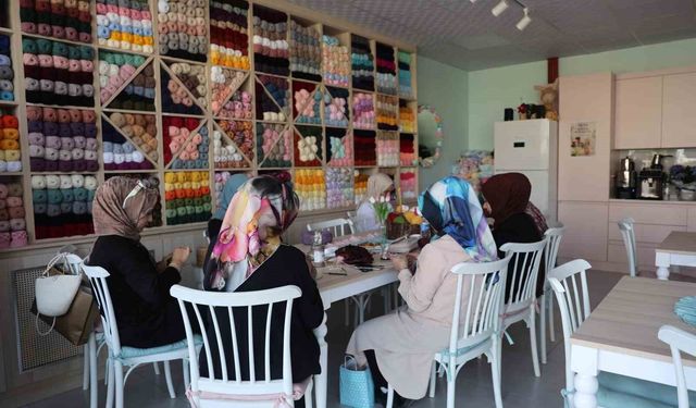 Kalabalıktan sıkıldılar, hayallerini örgü kafeyle gerçeğe dönüştürdüler