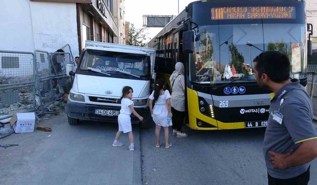 Kaldırıma park edilen kamyonet trafiği kilitledi, yol esnafın aracı itmesiyle açıldı