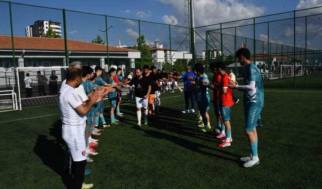 Kalespor, şampiyon takımı alkışladı