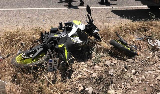 Kamyonet ile motosiklet çarpıştı: 1'i ağır 2 yaralı