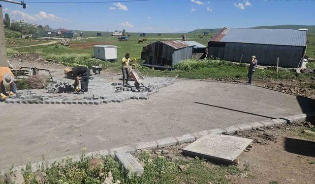 Kars'ta köylerde kilit parke taşı yol çalışmaları başladı