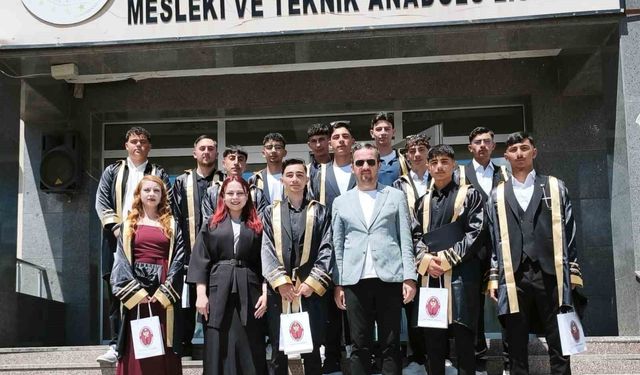 Kars'ta Veteriner Sağlık Teknisyenleri mezuniyet sevinci yaşadı