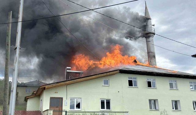 Kastamonu'da çıkan yangında cami kullanılamaz hale geldi