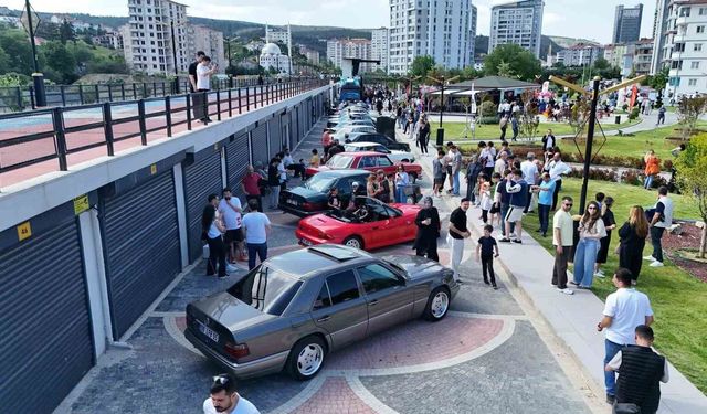 Kastamonu'da geçmişe yolculuk: Klasik otomobillere vatandaşlardan yoğun ilgi