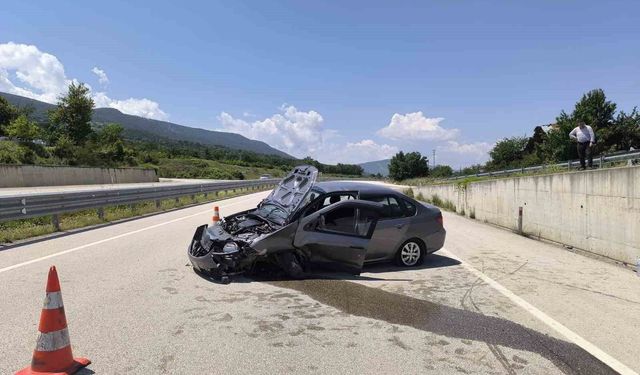 Kastamonu'da otomobil istinat duvarına çarptı: 2 yaralı