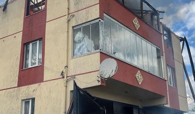 Kastamonu'da üç katlı binanın çatısında yangın
