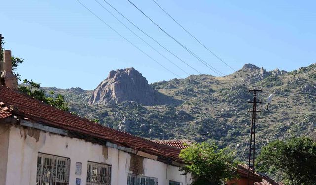 Kırşehir'de dağ yürüyüşü yapan grup, Kuş Kalesi'nde insan ya da uzaylıyı andıran figür tespit etti