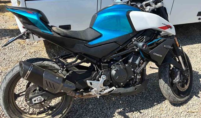 Kocaeli'de 'dur' ihtarına uymayan motosikletli polise çarptı