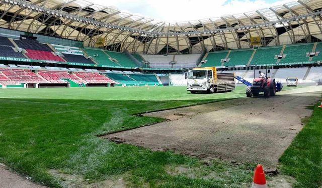 Konya Büyükşehir Stadyumu'nun zemininde renovasyon çalışması başlatıldı