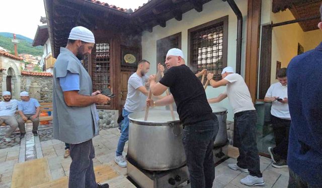 Kosova'da Osmanlı mirası tekkede aşure kazanları kaynatıldı