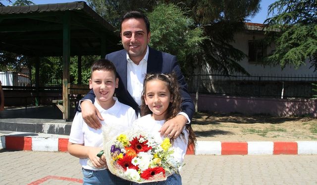Kula'da 5 bin 557 öğrenci karne heyecanı yaşadı