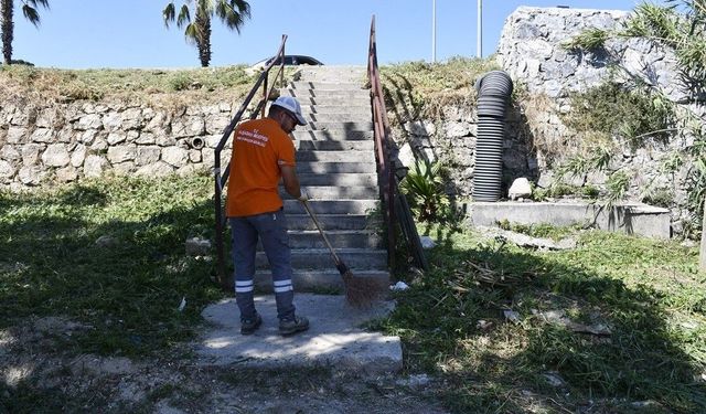 Kuşadası'nda yeşil alanlar bakıma alındı