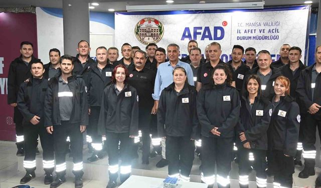 Manisa'da afet kahramanlarına akreditasyon arması takıldı