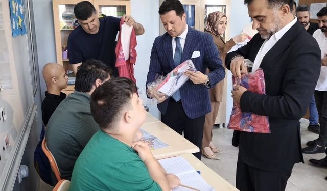 Mardin TSO Başkan adayı Duyan'dan özel eğitim öğrencilerine forma hediyesi