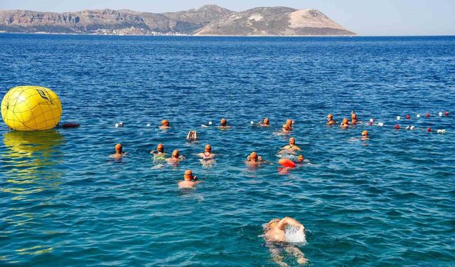 Meis-Kaş Yüzme Maratonu'nda sporcular dostluk için kulaç attı