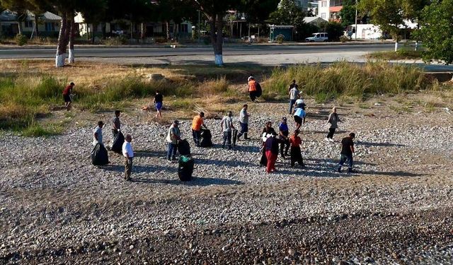 Mersin'de gençlerden sahil temizliği seferberliği
