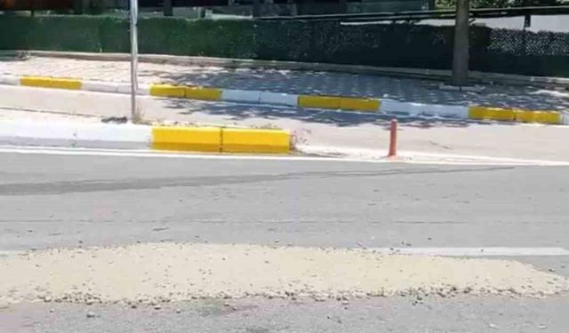 Mikserden taşan beton yola döküldü
