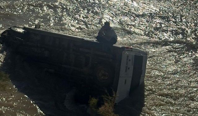 Minibüsüyle Zap Suyu'na uçan sürücü, geceyi aracının üzerinde geçirdi