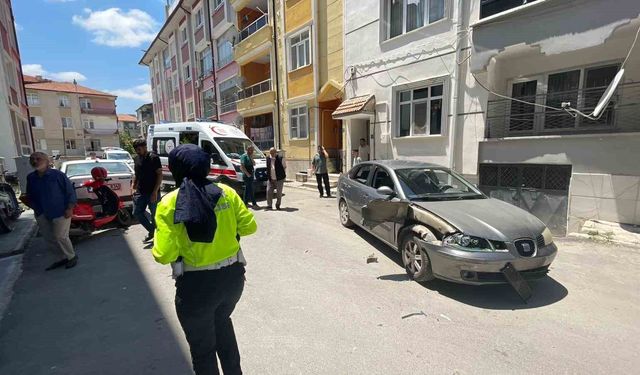 Motosiklet hareket eden otomobile çarptı: Anne ile kızının yaralandığı kaza kameraya yansıdı
