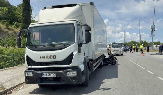 Motosiklet kamyonun tekerleri arasına ok gibi saplandı: Emekli komiser yardımcısı hayatını kaybetti
