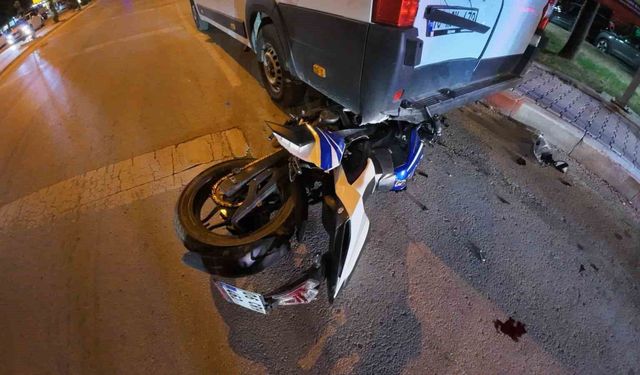 Motosiklet sürücüsünün ölümden döndüğü kaza kamerada