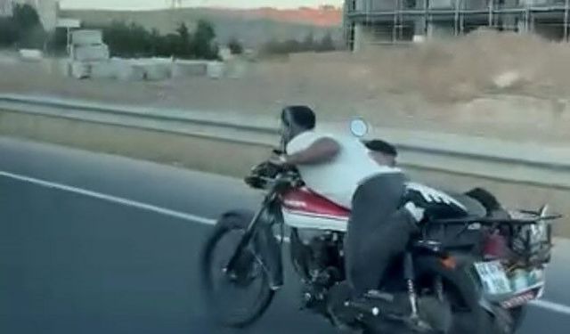 Motosikletin üzerine uzandı: Hem kendi hem de arkadaşının canını hiçe saydı