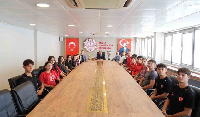 Muğla'nın şampiyon öğrencileri İl Milli Eğitim Müdürü Çay ile bir araya geldi
