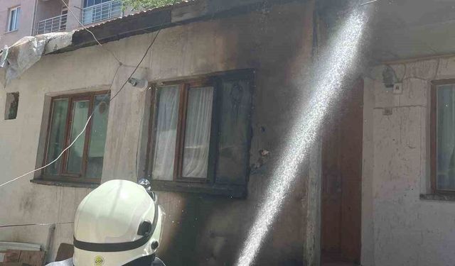 Müstakil evin çatısına çıkan yangın büyümeden söndürüldü