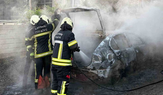 Müstakil evin otoparkında alev alan otomobil küle döndü