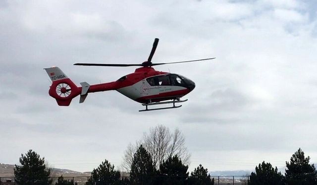 Nefes darlığı yaşayan hasta ambulans helikopterle Erzincan'a sevk edildi