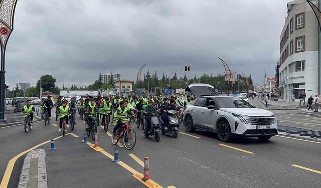 Niğde'de yüzlerce bisiklet tutkunu sağlıklı yaşam için pedal çevirdi