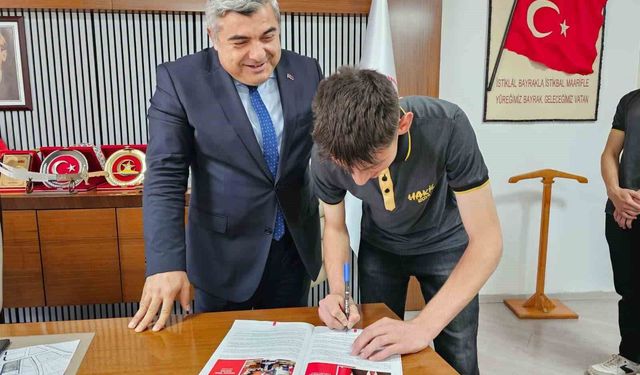 Öğrenciler hazırladığı derginin ilk sayısını Sünnetci'ye hediye etti