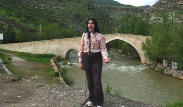 Öğretmen ve öğrenciler Çermik için çalıp söyledi