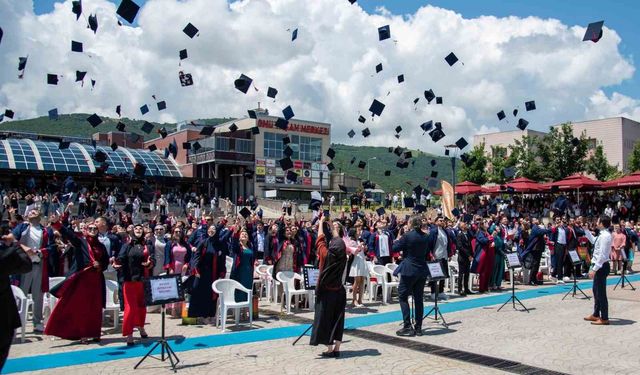 OMÜ Ziraat Fakültesi'nde mezuniyet coşkusu: 210 genç mühendis kep fırlattı