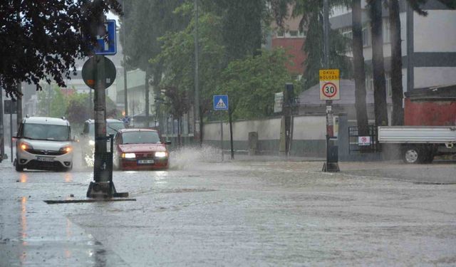 Ordu'da sağanak nedeniyle ev ve iş yerlerini su bastı, istinat duvarı çöktü