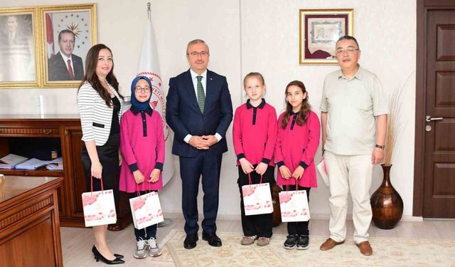 Ortaokul öğrencilerinden Gazze'deki yaşıtları için anlamlı kitap