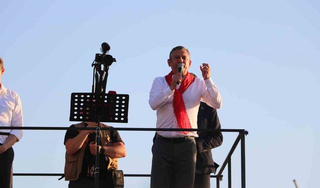 Özgür Özel: 'Önümüzden çekilmezseniz, ne kara düzene, ne yargı kollarına, ne de partiye atadığı butlanın kollarına teslim olmayacağız'