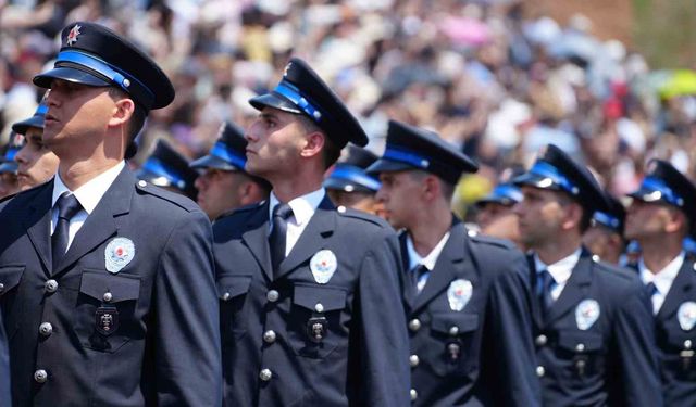 PMYO Müdürü'nden yeni mezun polislere 15 Temmuz uyarısı: 'Aklınızı kimseye kiraya vermeyin'