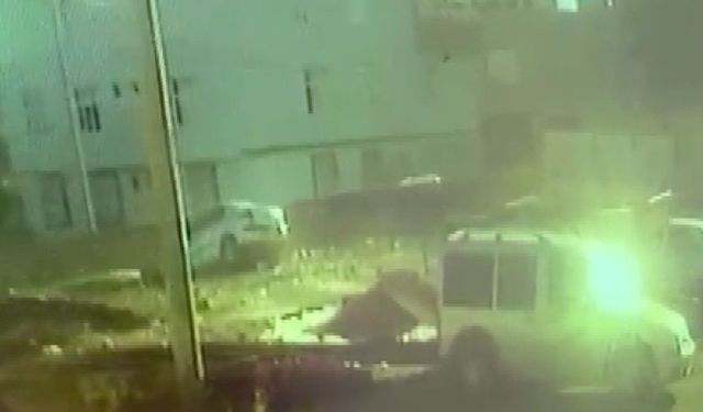Şanlıurfa'da park halindeki aracın çukura düşmesi kamerada
