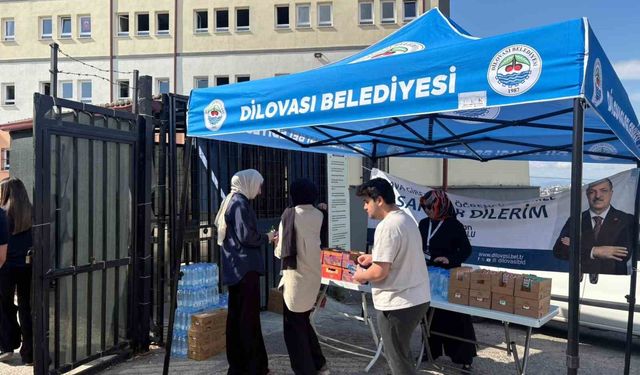 Sınava yetişmeye çalışan öğrenciler belediye başkanının makam aracıyla okula ulaştırıldı