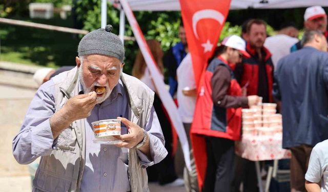 Sivas'ta vatandaşlara aşure dağıtıldı