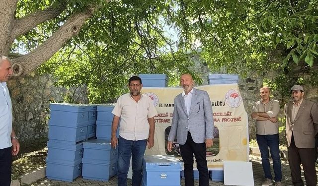 Sivrice'de arıcılara kovan desteği