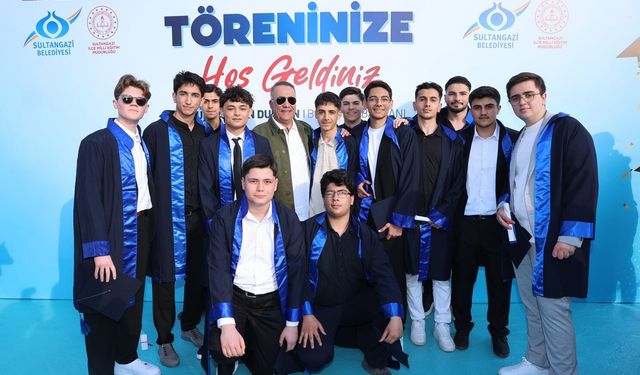Sultangazi'de lise öğrencilerinin mezuniyet coşkusu