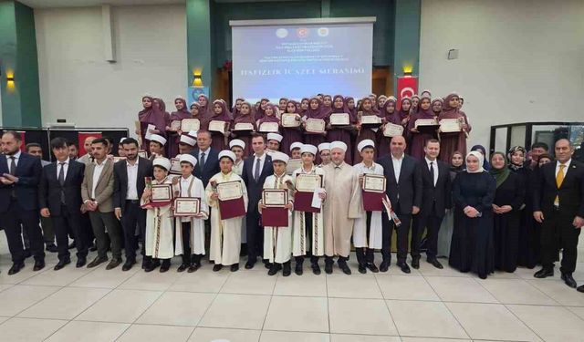 Tatvan'da görkemli hafızlık icazet merasimi: 56 hafız belgelerini aldı