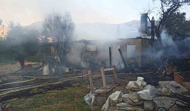 Tek katlı ev yangın sonrası harabeye döndü