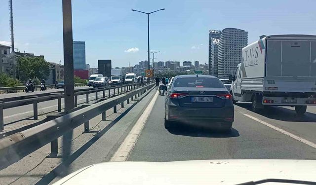 TEM'de para götüren motokurye düştü, yola saçılanları vatandaşlar topladı