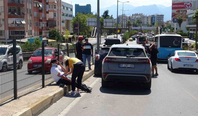 Üst geçitte 4 araç birbirine girdi: 1 yaralı
